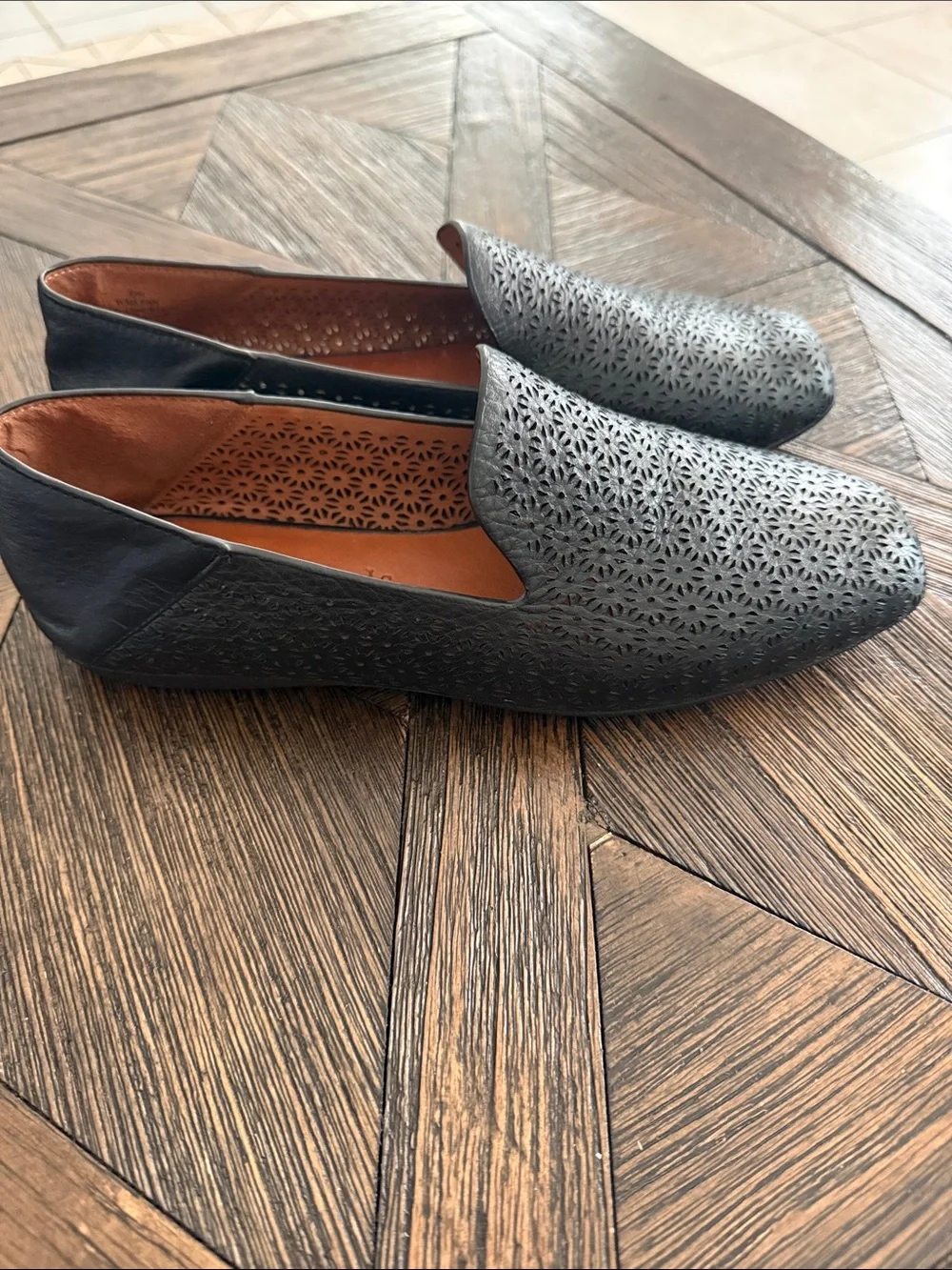 Gentle Souls by Kenneth Cole Black Perforated Leather Loafers Size 8.5 Like New